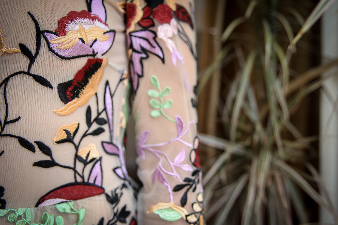 Fotos: La invitada que brilló en la lujosa boda de Nuria March con vestido y capa vizcaínas