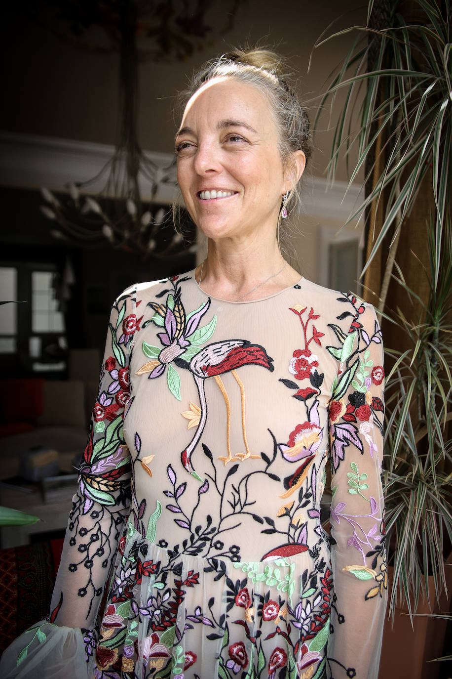 Fotos: La invitada que brilló en la lujosa boda de Nuria March con vestido y capa vizcaínas