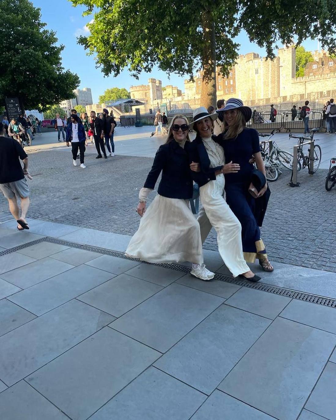 Fotos: La invitada que brilló en la lujosa boda de Nuria March con vestido y capa vizcaínas