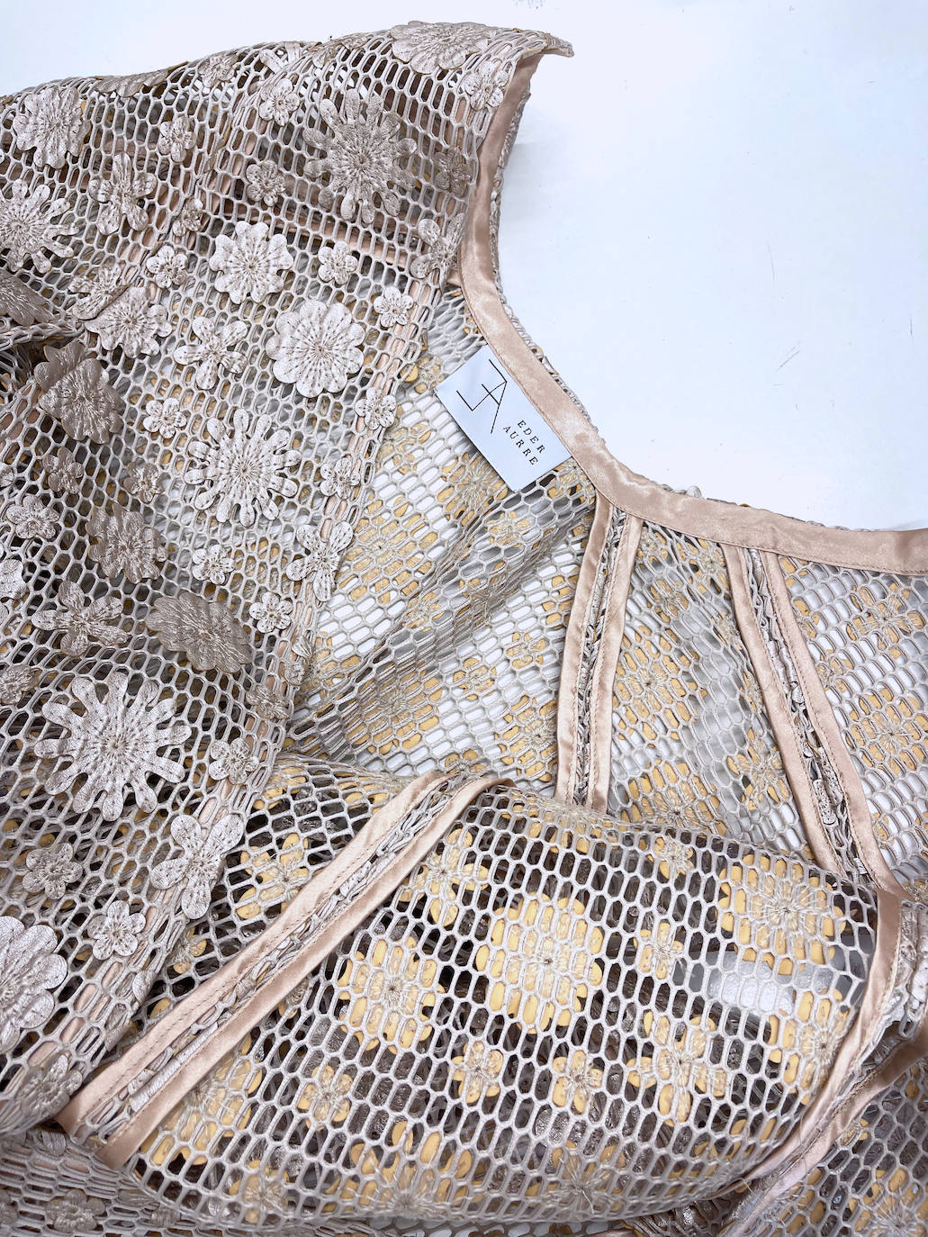 Fotos: La invitada que brilló en la lujosa boda de Nuria March con vestido y capa vizcaínas