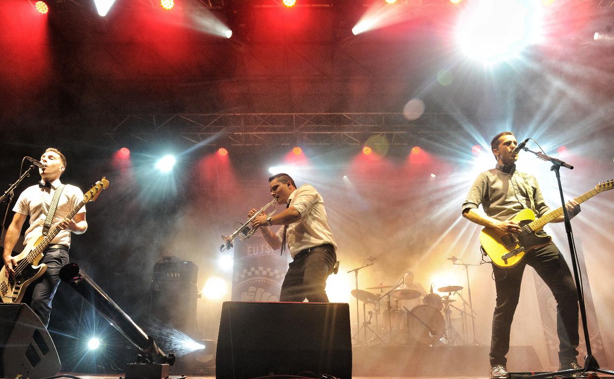 Actuación del grupò ETS