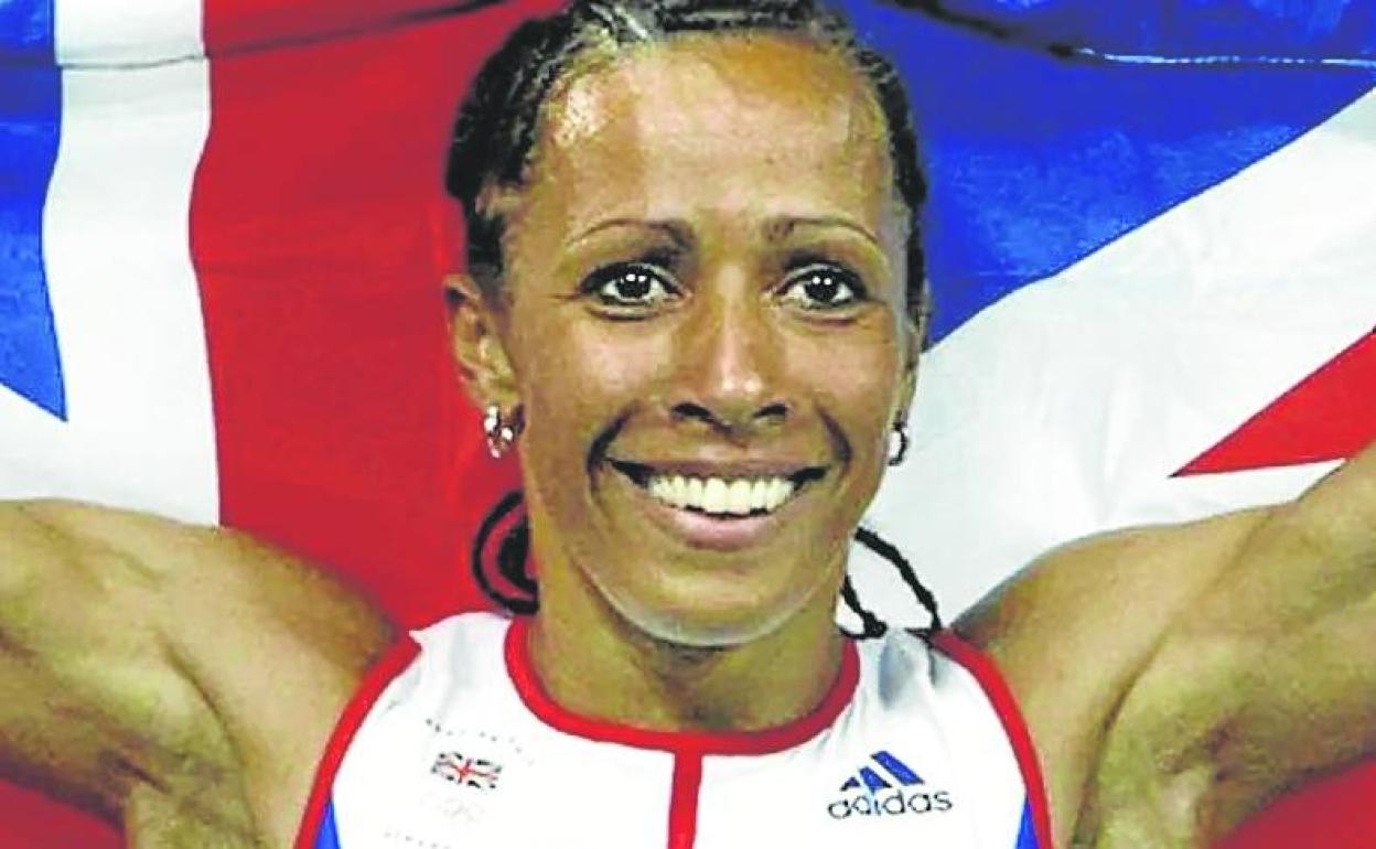 Holmes celebra una de las dos medalles que ganó en Atenas.