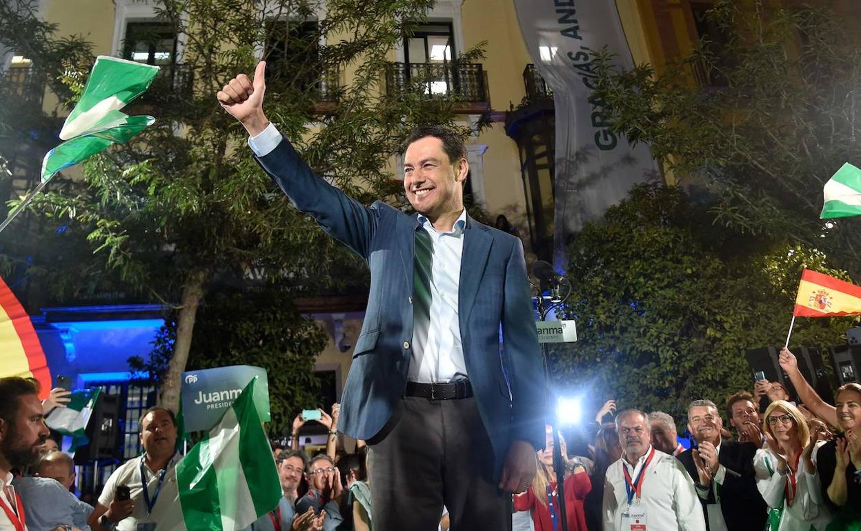 Juanma Moreno celebra la mayoría absoluta tras los comicios de este domingo.