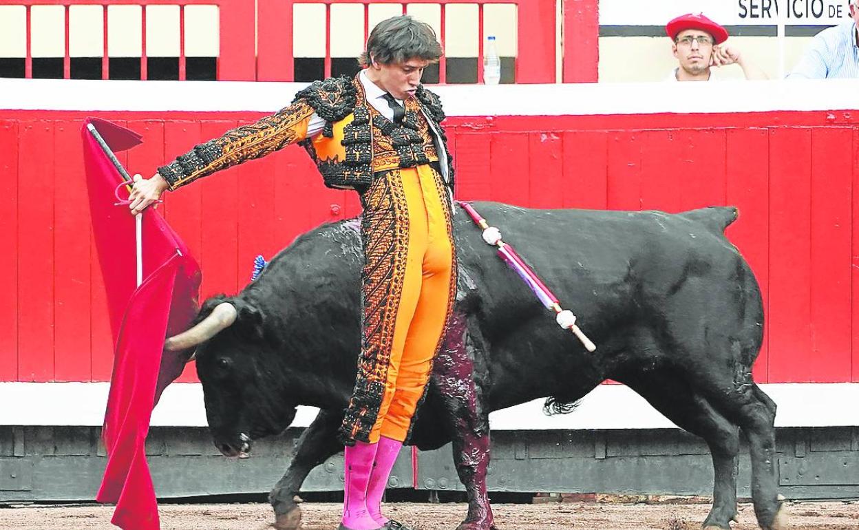 Roca Rey ejecunta en pase cambiado de espaldas a su segundo toro junto a las tablas.