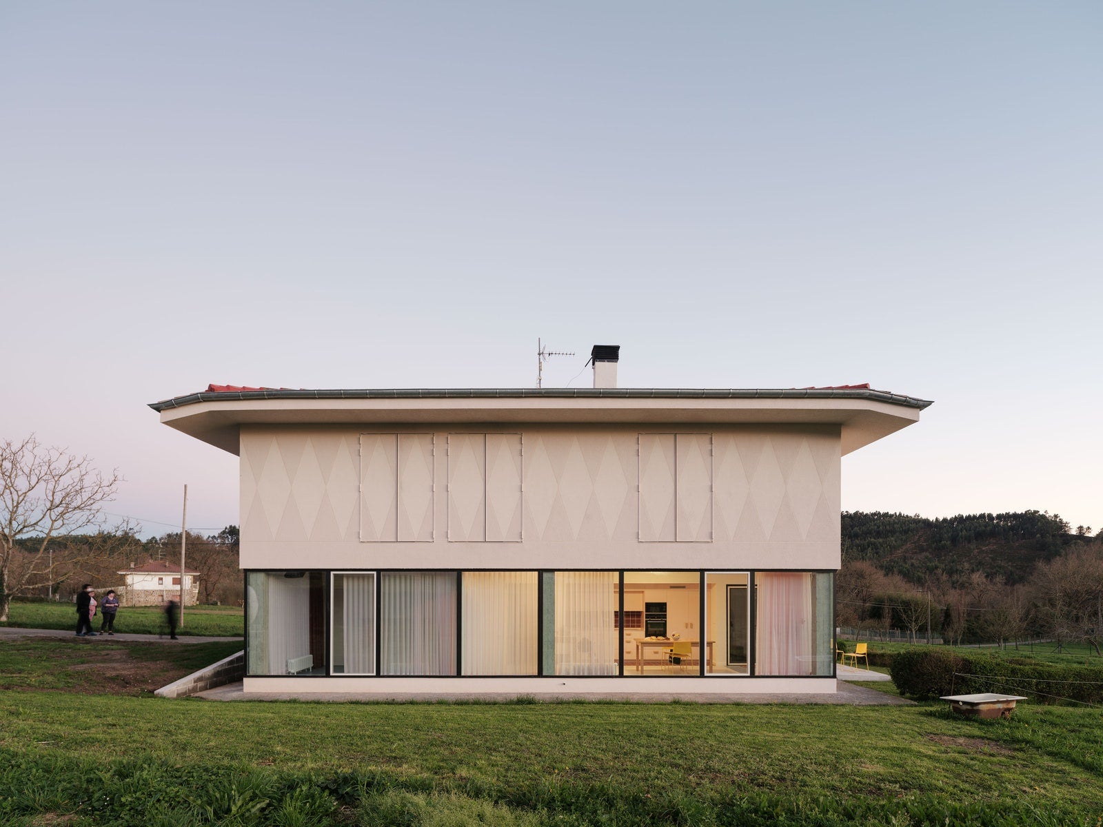Fotos: La casa agrícola de una familia en Loiu convertida en dos viviendas para un matrimonio y su hija