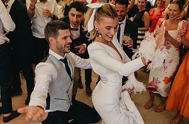 Beñat y Tania bailan en la fiesta de su boda. 