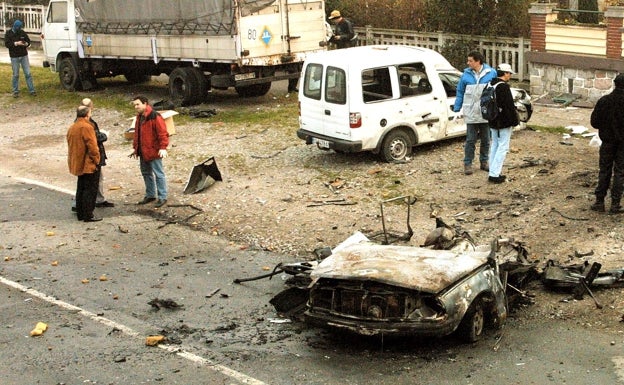 Amasijo de hierros en el que quedó convertido el coche bomba de ETA que acabó con la vida de Josu Leonet y José Angel Santos en Martutene. / 