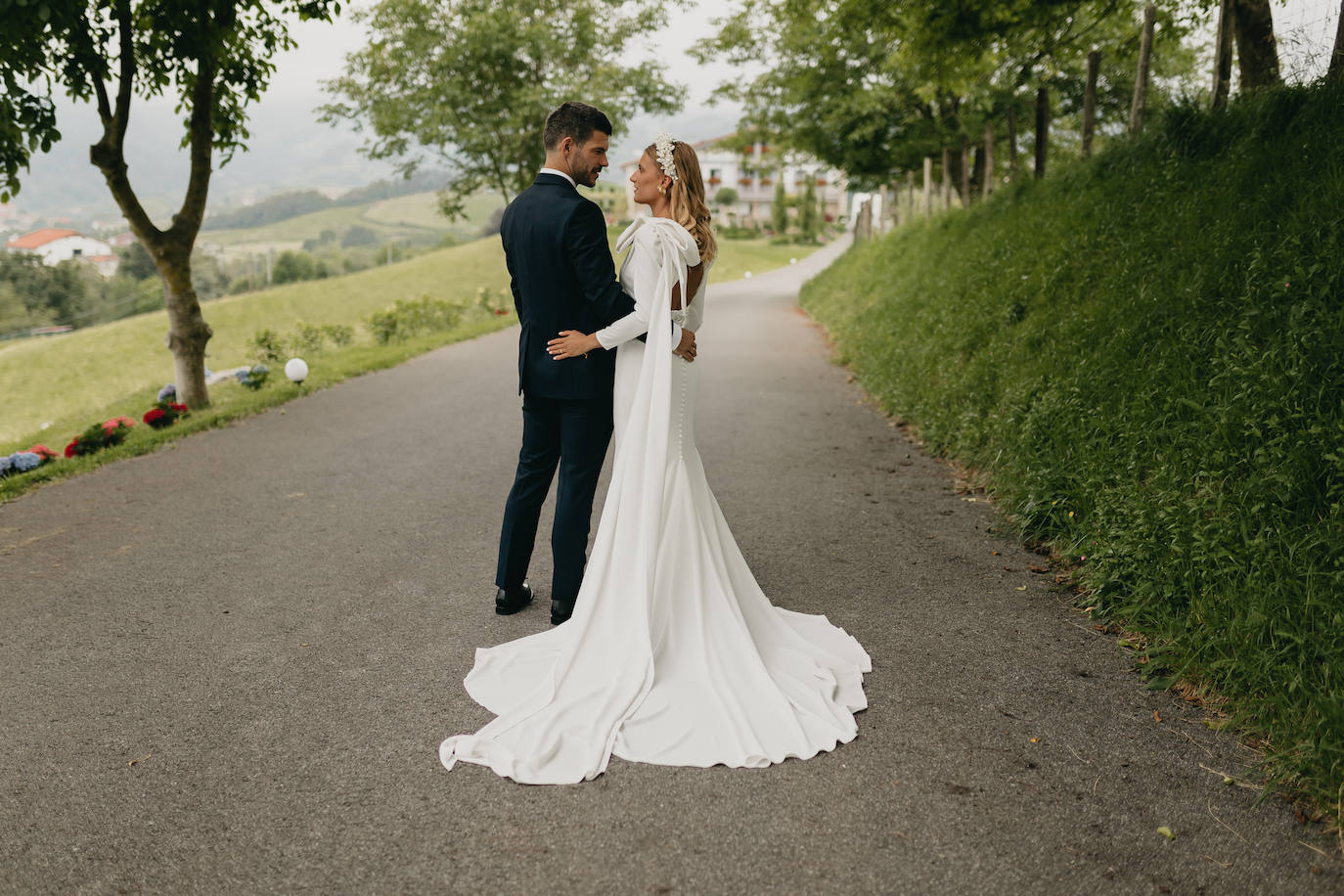 Fotos: Sí, es posible transformar un &#039;look bridal&#039; solo con los accesorios: la novia vizcaína que lo consiguió