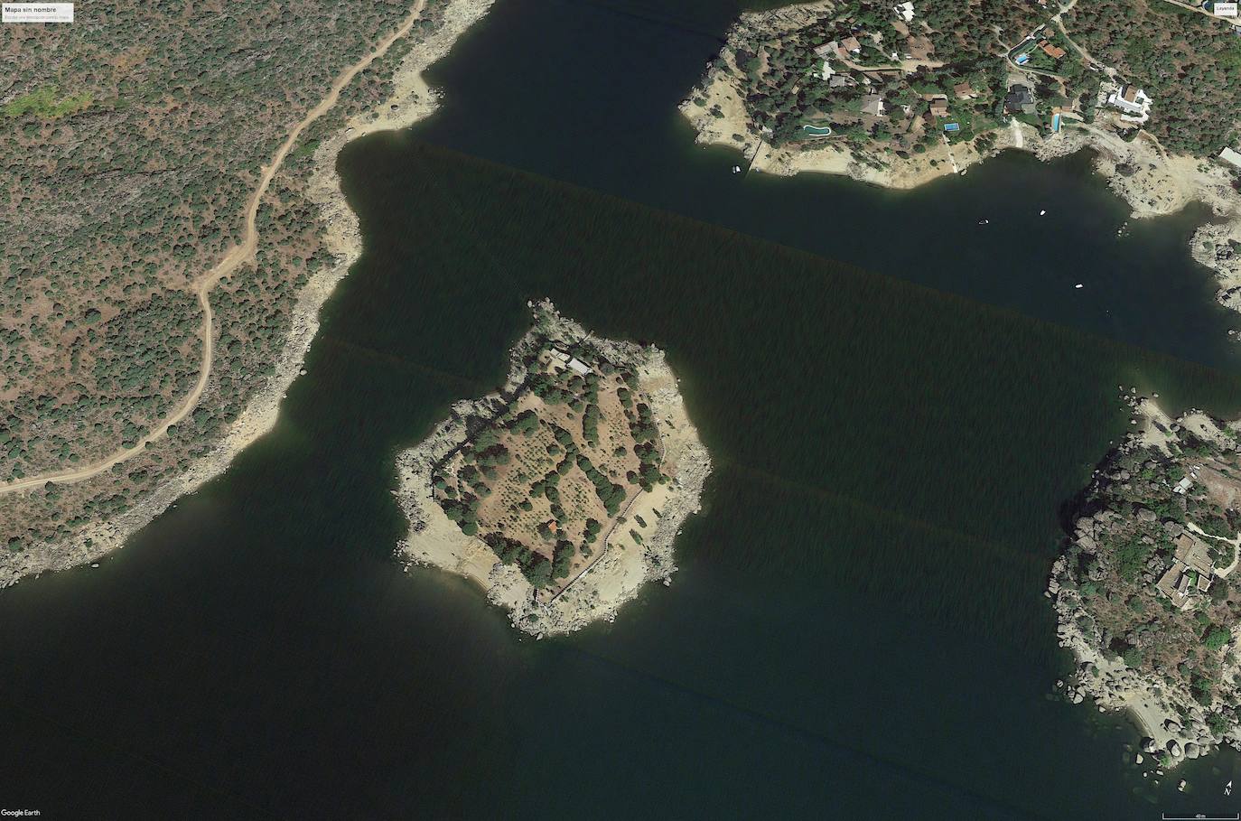 Isla del Burguillo, Ávila. Se encuentra en mitad de las montañas. Es un islote amurallado con un castillo en el centro del embalse de Burguillo. 