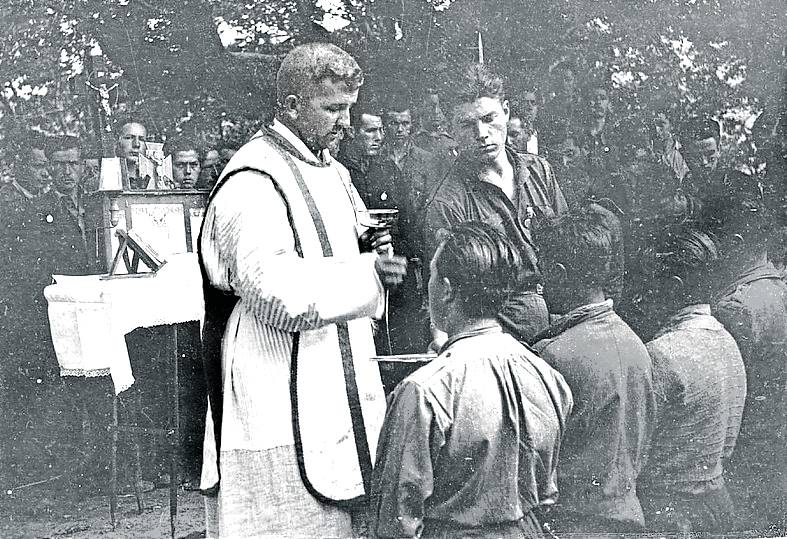 Un capellán requeté, en misa de guerra.