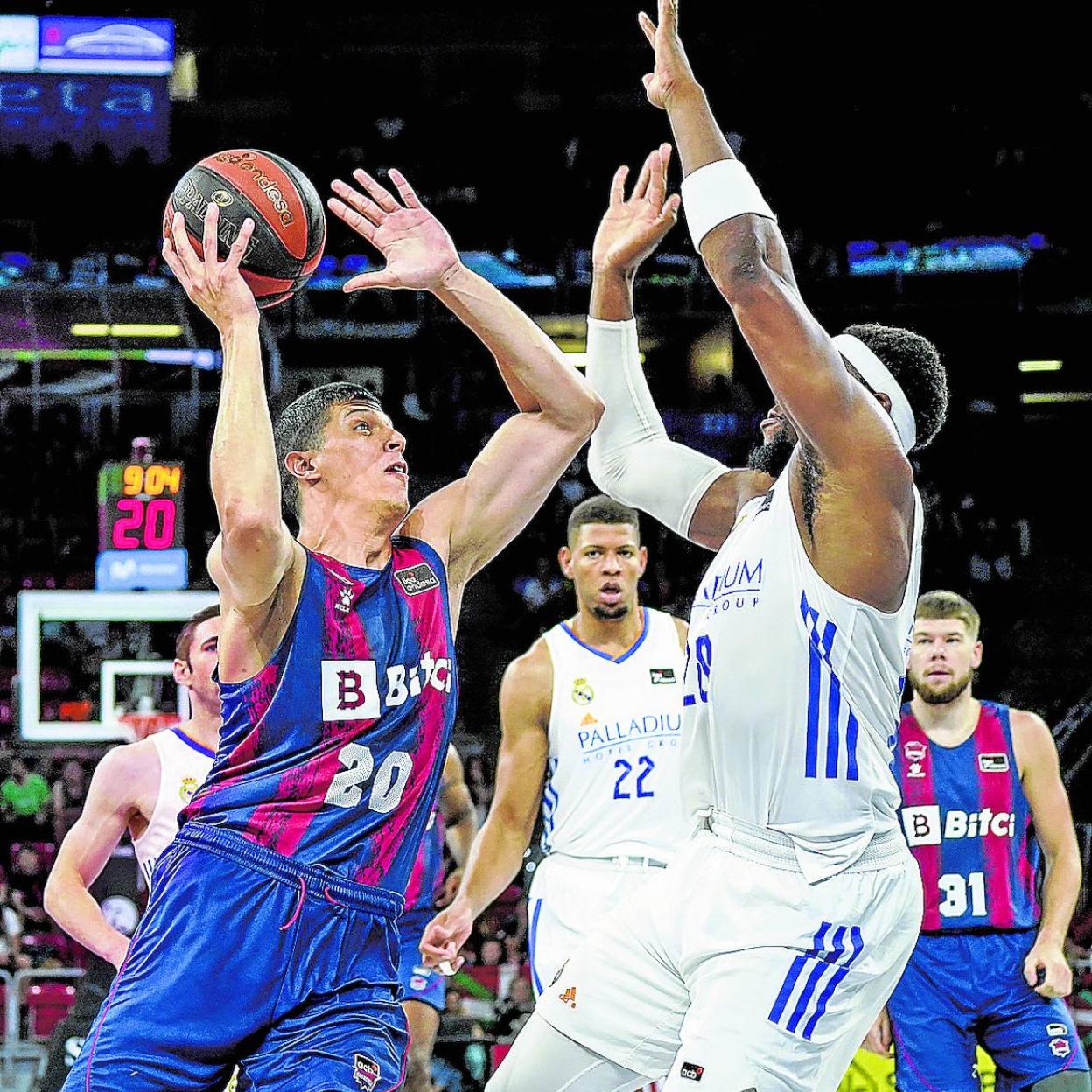 Simone Fontecchio, sólido valor azulgrana, ante Yabusele en la semifinal liguera. 