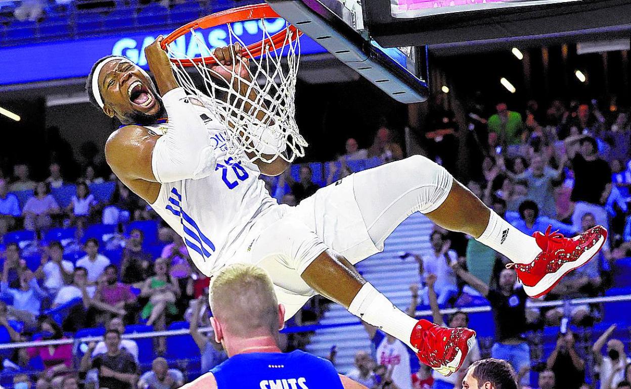 El madridista Yabusele machaca el aro del Barcelona durante la final de la Liga ACB. 