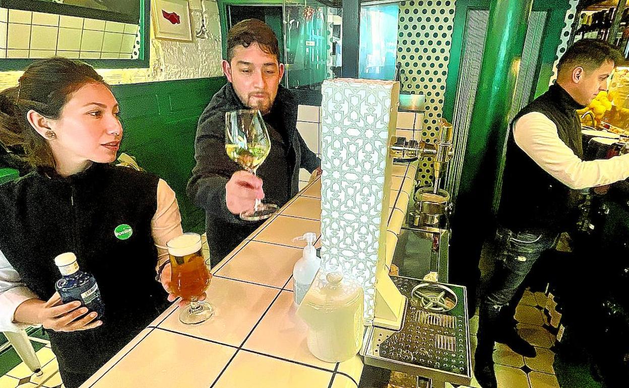 La venezolana Melissa Méndez, el ecuatoriano José Espín Carvajal y a la derecha el también venezolano Richard Hernández, en un local hostelero de Bilbao. 