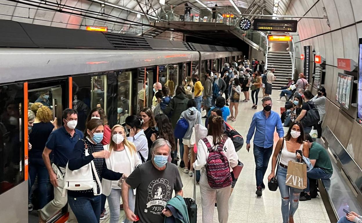 Vagones repletos y esperas de 15 minutos en el regreso de las huelgas al  metro | El Correo