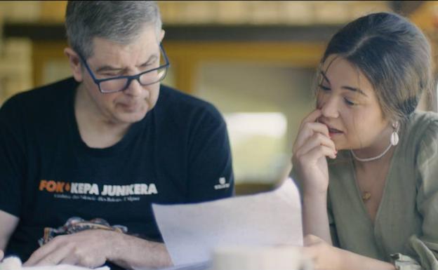 Kepa Junkera junto a su hija Sunne en una imagen del documental.