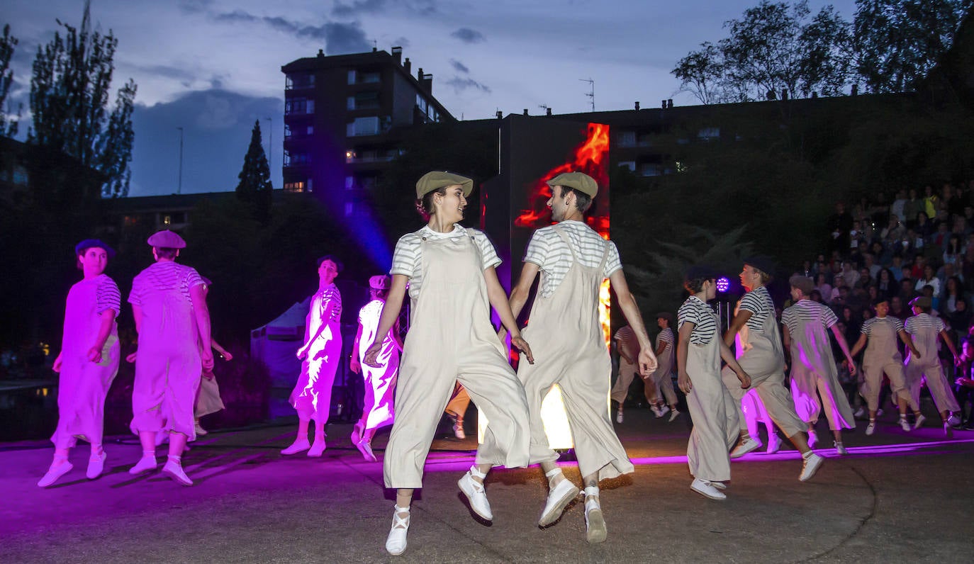 Fotos: Las hogueras de San Juan brillan en Vitoria