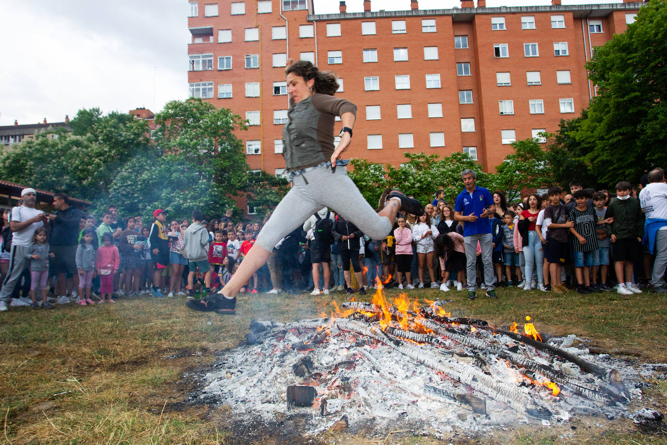 Fotos: Las hogueras de San Juan brillan en Vitoria