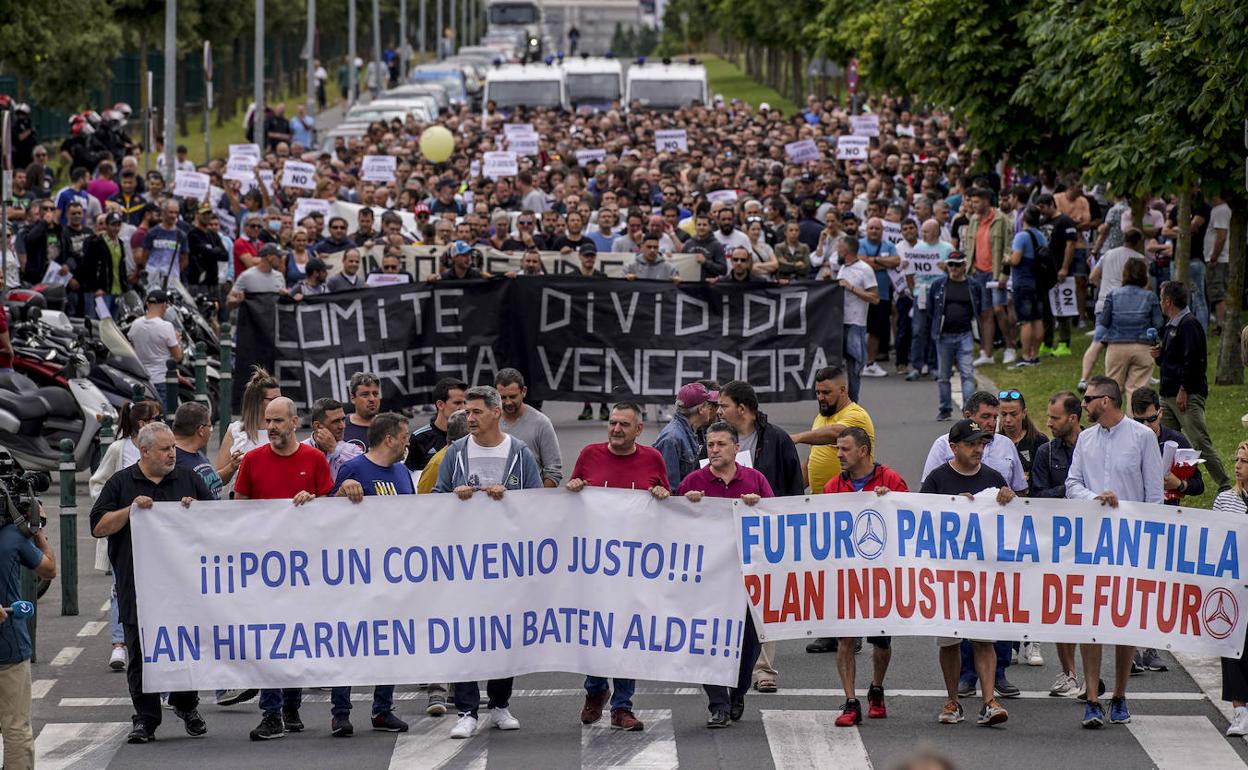 La movilización de los trabajadores de Mercedes del miércoles resultó histórico y paralizó la producción en la planta.