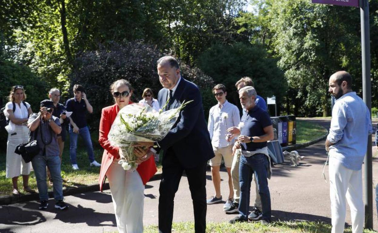 El presidente del Partido Popular en el País Vasco, Carlos Iturgaiz, y la líder del PP en Gipuzkoa, Muriel Larrea, en el homenaje a Manuel Zamarreño. 