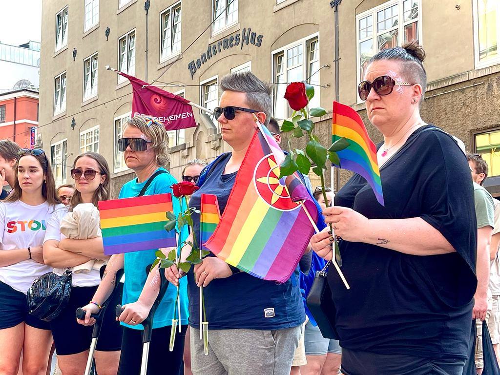 Fotos: Dolor tras el atentado en un pub LGTBI de Oslo en el que han muerto dos personas y una veintena han resultado heridas