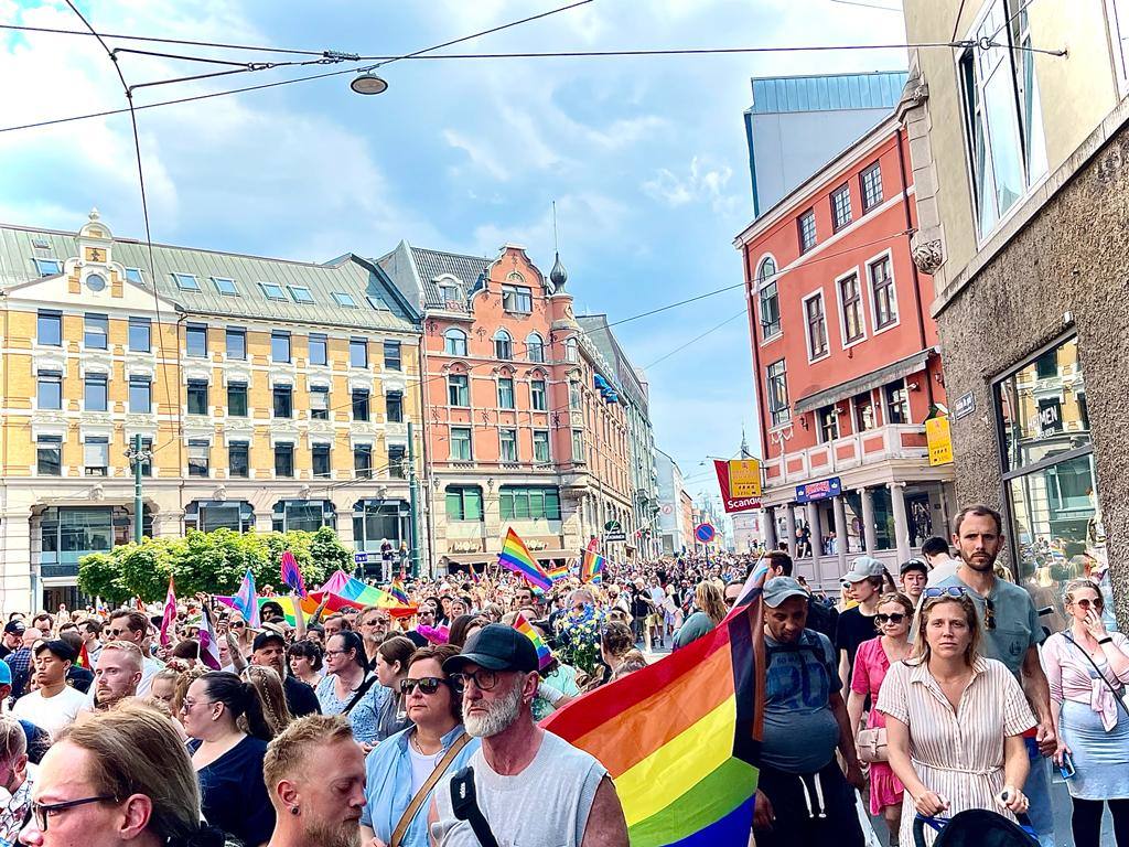 Fotos: Dolor tras el atentado en un pub LGTBI de Oslo en el que han muerto dos personas y una veintena han resultado heridas