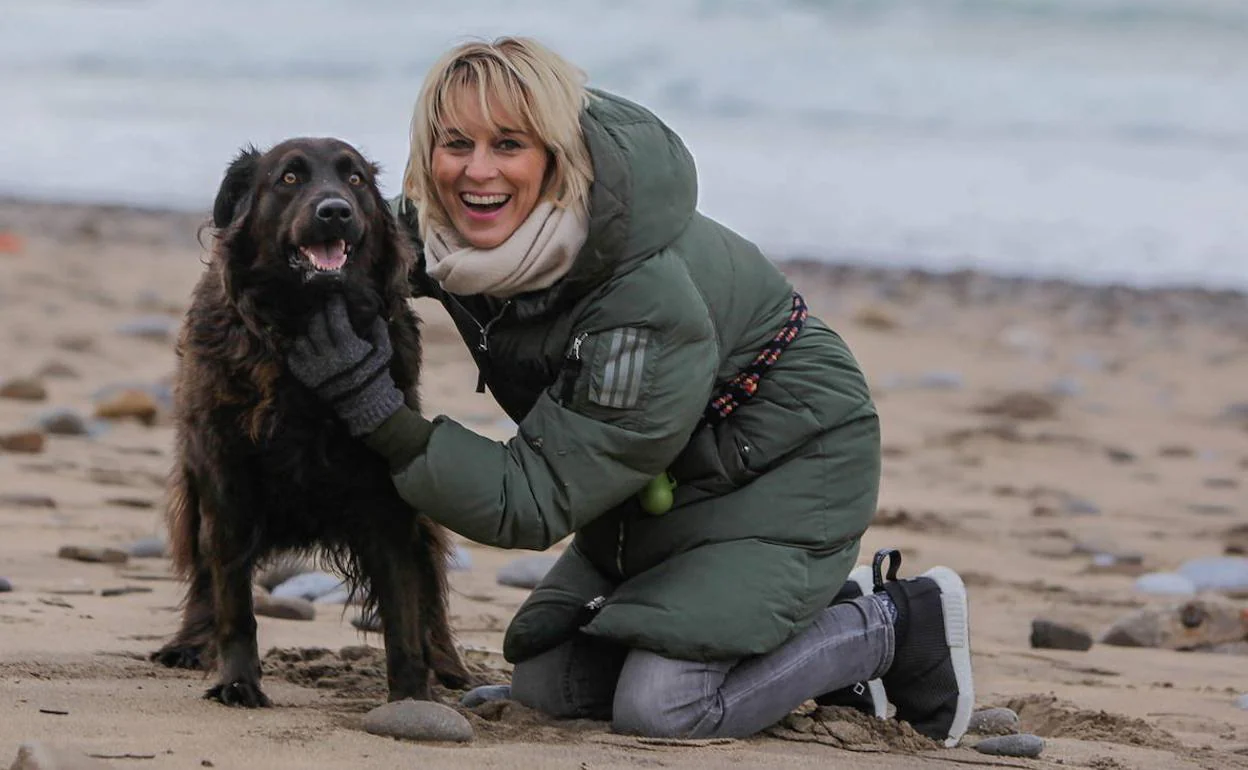 Ana Urrutia posa con su perra Kira, en la playa de Bakio 