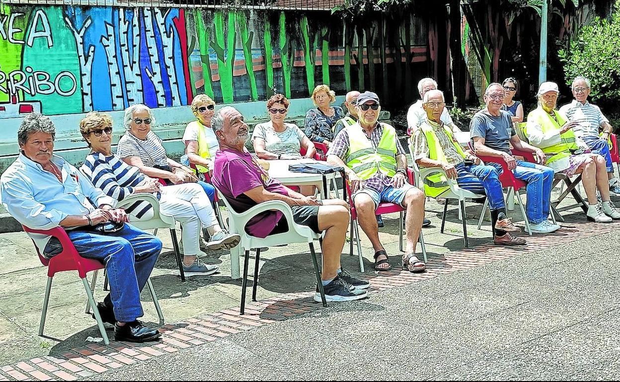 Varios de los jubilados disfrutan ayer del sol en la terraza de la Nagusien Etxea, algunos de ellos con chalecos amarillos a modo de protesta.