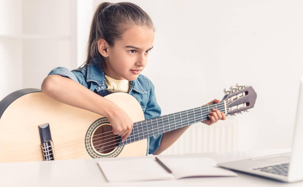 'Aramaixo Cover' udalekuei dagokienez, gazteek grabatu, eta horretarako beharrezkoak diren musika-tresnak erabiliko dituzte.