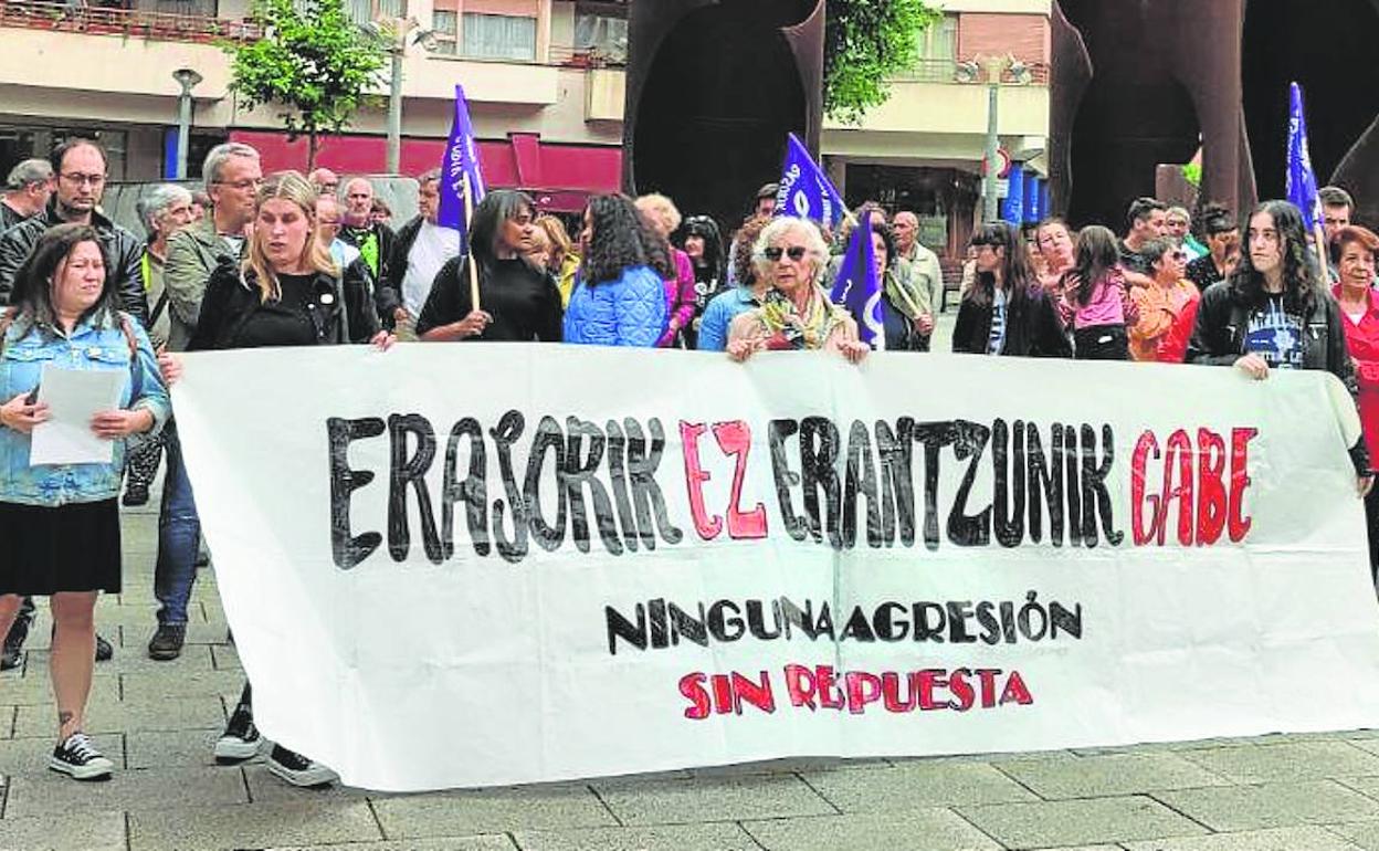 La concentración se celebró en la plaza Bide Onera de la localidad fabril. 