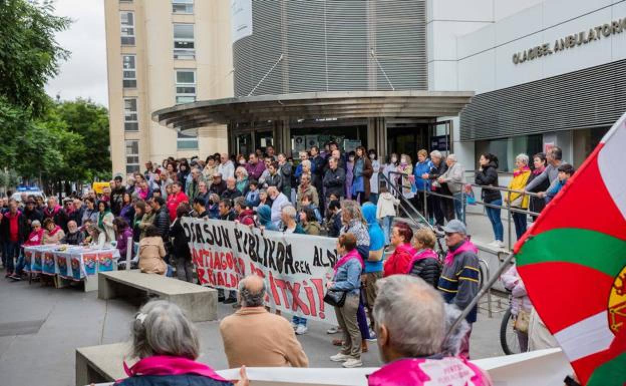 Decenas de personas, en la concentración de Olaguíbel.