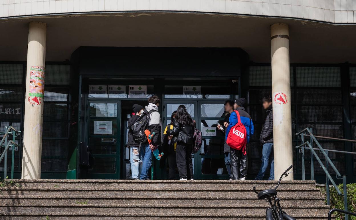 Alumnos a la entrada del instituto Federico Baraibar.