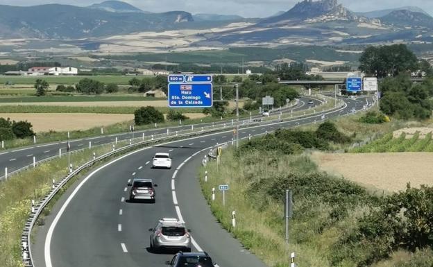 Los hitos de arista de la DGT para ver de noche las carreteras