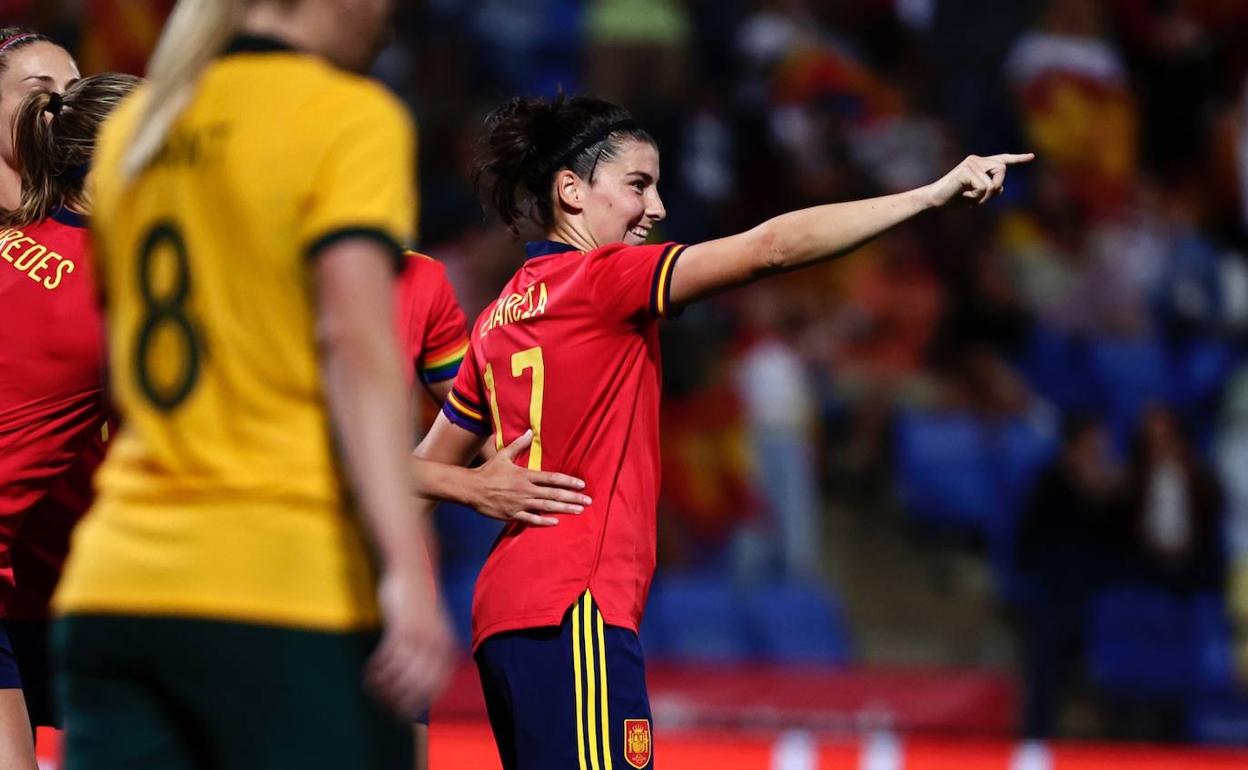 Lucía García celebrando uno de los dos goles que anotó con España en el pasado amistoso ante Australia. 