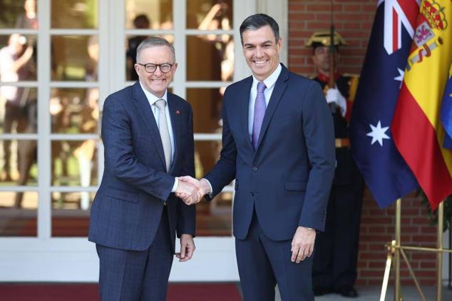 Pedro Sánchez recibe al primer ministro de Australia, Anthony Albanese, en la Moncloa. 