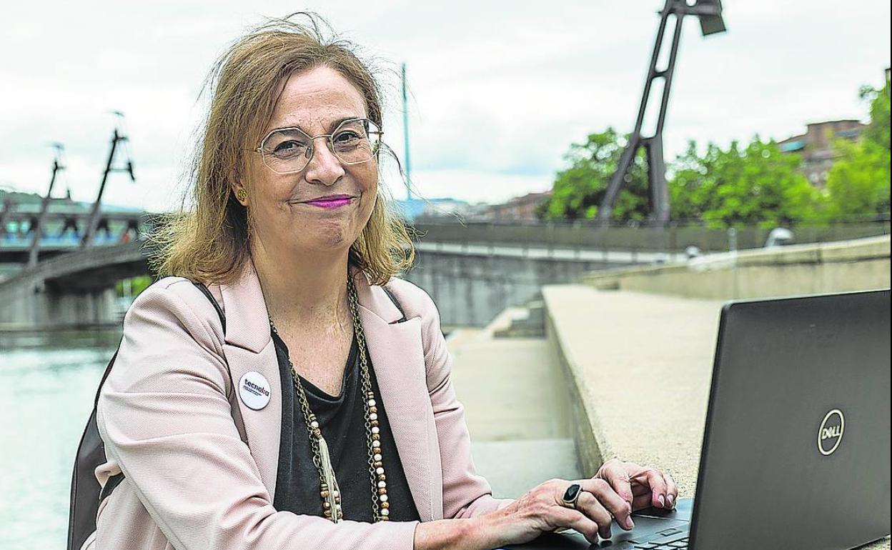 Ana Ayerbe, en los exteriores del Palacio Euskalduna, de Bilbao. 