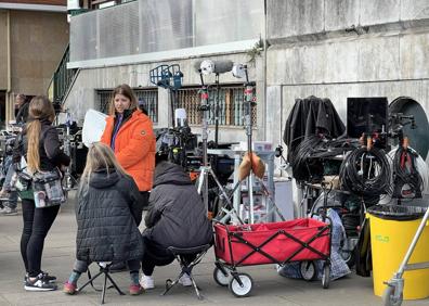 Imagen secundaria 1 - Rodaje de la serie de Netflix 'El silencio' en el Puente Colgante.