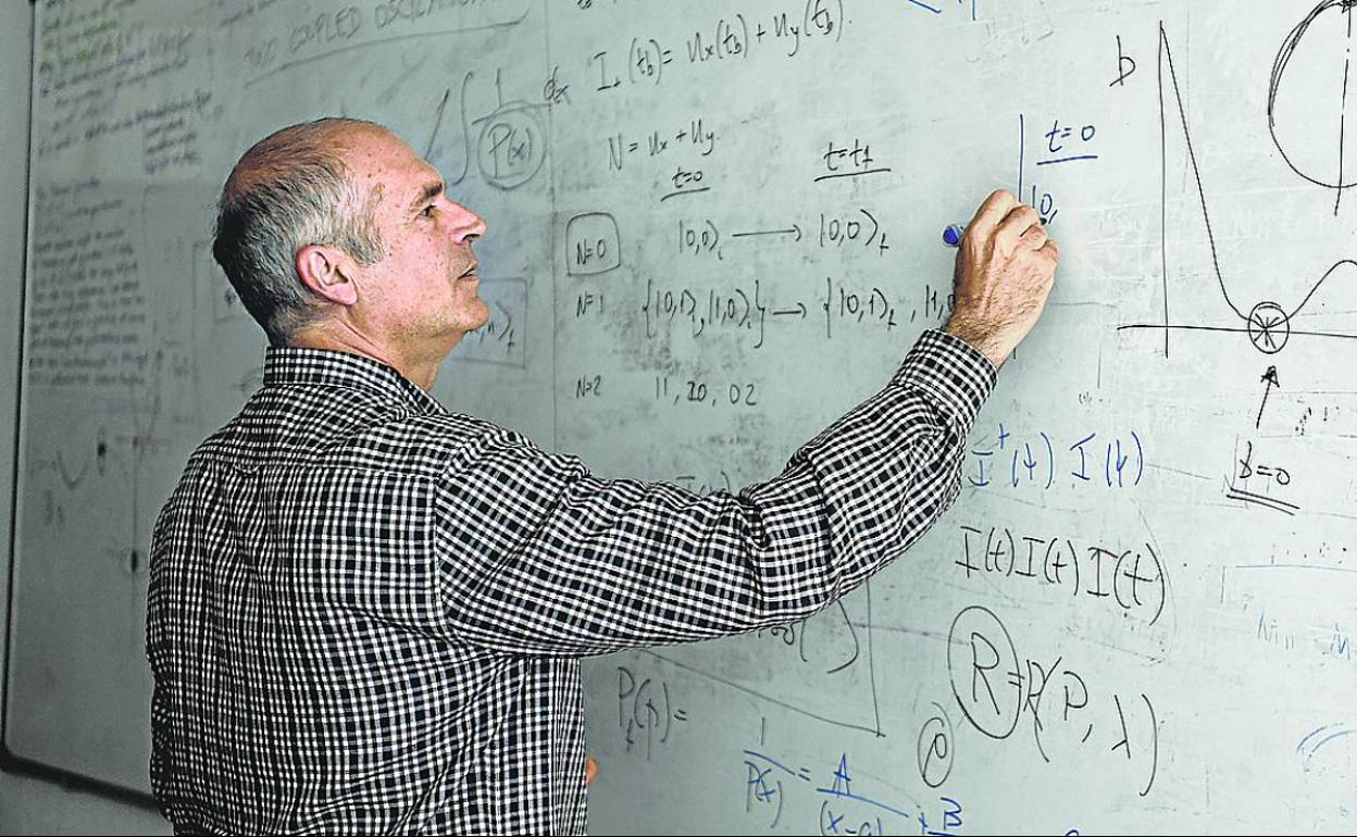 Gonzalo Muga, director del EHU Quantum Center, en su despacho de Leioa. 