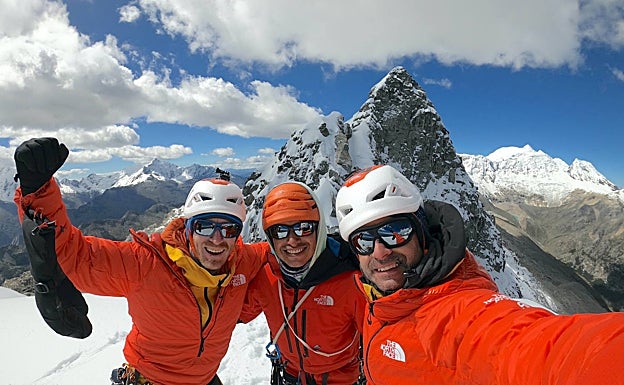 Iker, Micher y Eneko, en la cumbre del Urus Oeste III, donde abrieron 'EMMOA'.