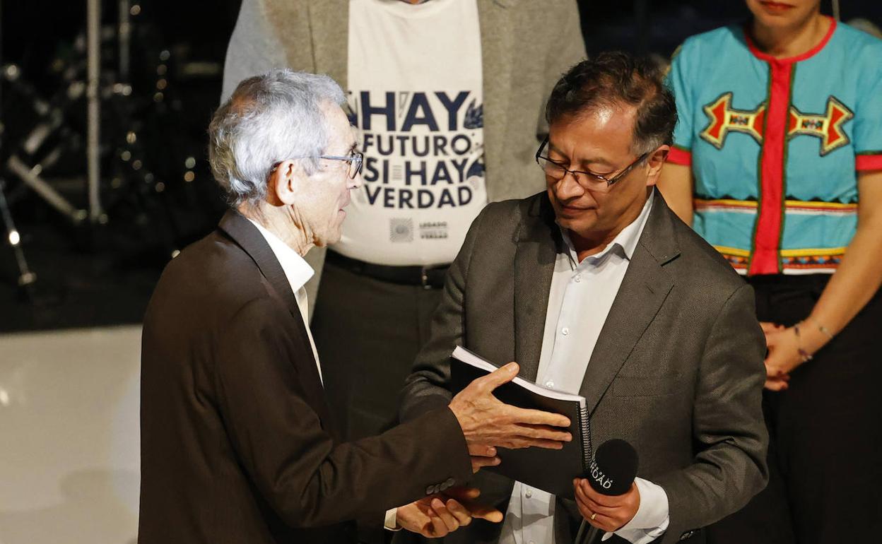 El presidente de la Comisión de la Verdad de Colombia, el sacerdote jesuita Francisco De Roux, le entrega el informe final al presidente electo Gustavo Petro.