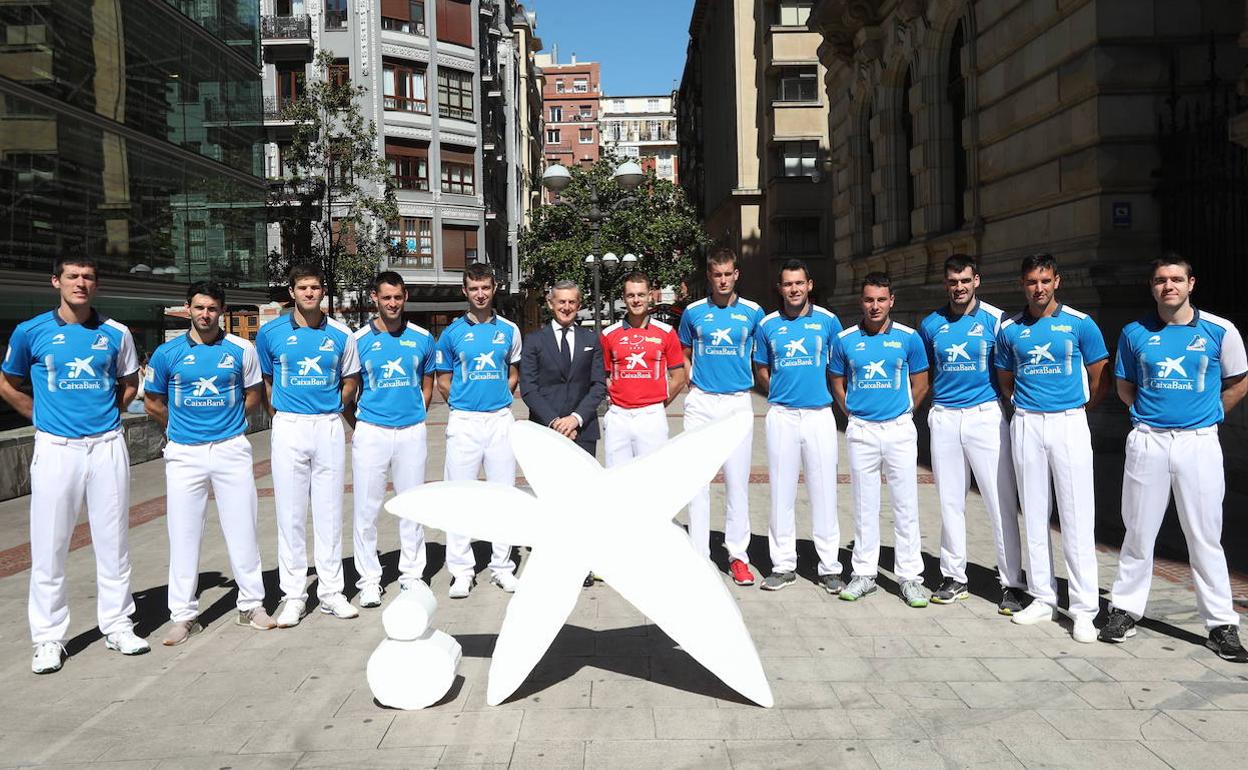 Los jugadores posan en la presentación del torneo patrocinado por CaixaBank, ayer en Bilbao. 