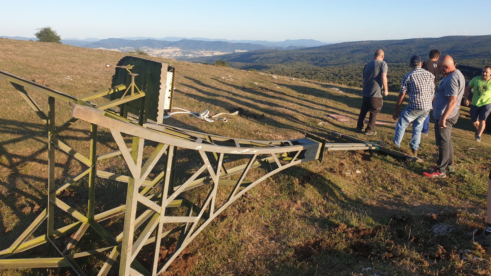Los vecinos de Zuia remolcan con dos todoterrenos la cruz de Ganalto hasta la cima
