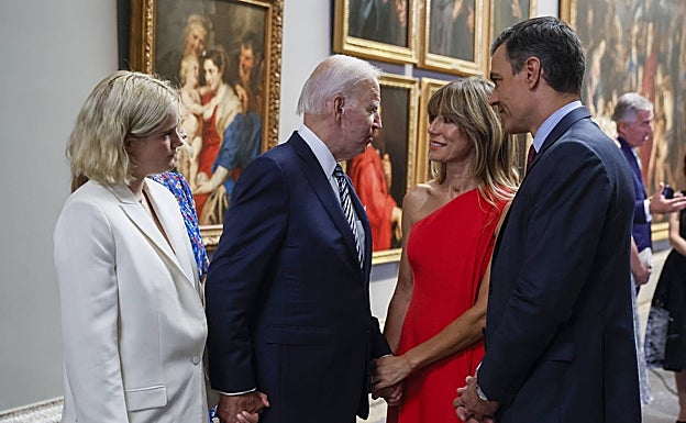 Sánchez, Biden y sus respectivas parejas conversan durante la cena celebrada el miércoles en El Prado. 