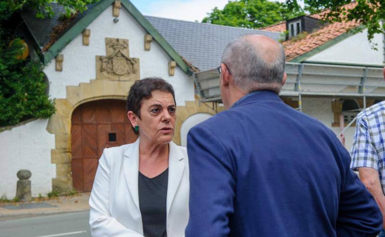 La portavoz de EH Bildu en el Congreso, Mertxe Aizpurua y el exalcalde de San Sebastián, Juan Carlos Izagirre, conversan frente al edificio Palacio de la Cumbre. 