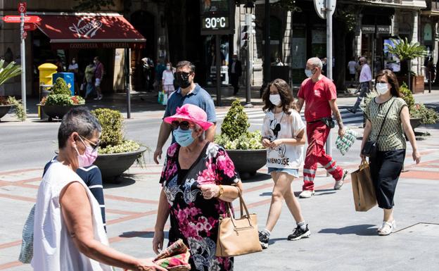 Gente paseando en un día de calor. 