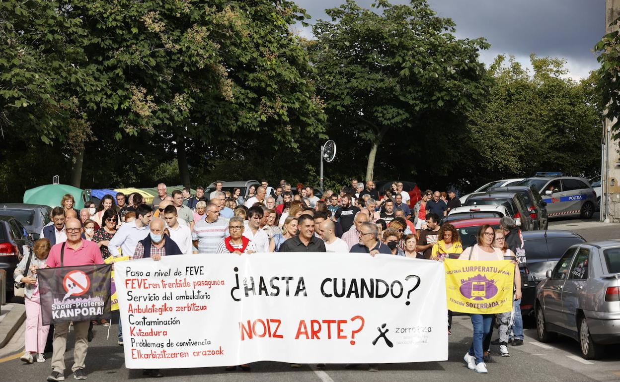 Los vecinos se manifestaron el pasado día 22 de junio para pedir el soterramiento. 