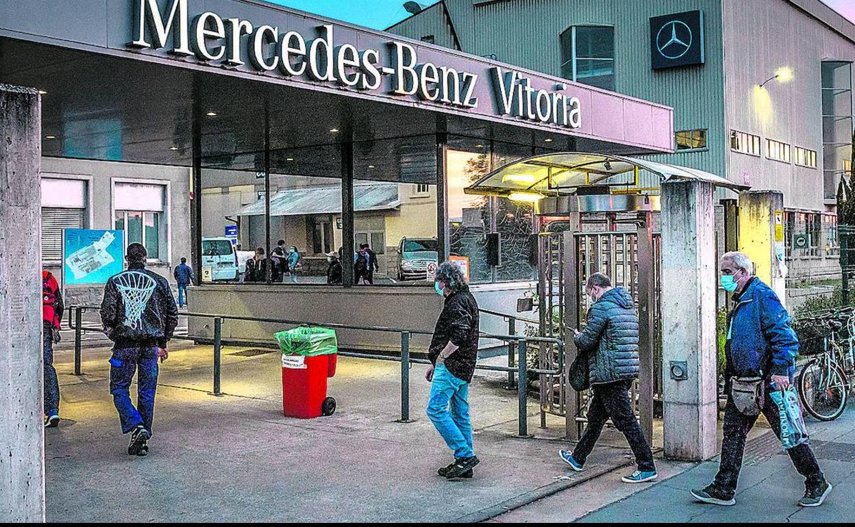 Trabajadores de Mercedes acceden a la fábrica.