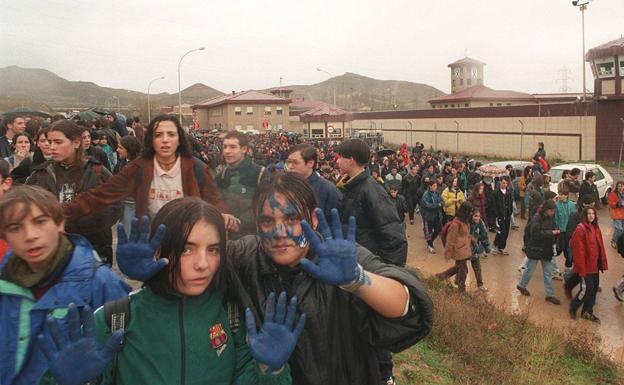 Estudiantes de Secundaria organizaron una marcha hasta la cárcel en apoyo al secuestrado.