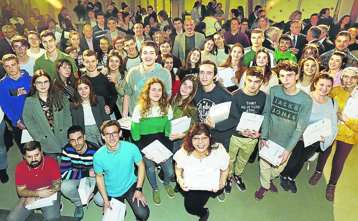 Los finalistas y ganadores de la edición de 2019 muestran los ordenadores y tablets con que STARTInnova reconoce a quienes presentan las mejores propuestas. 