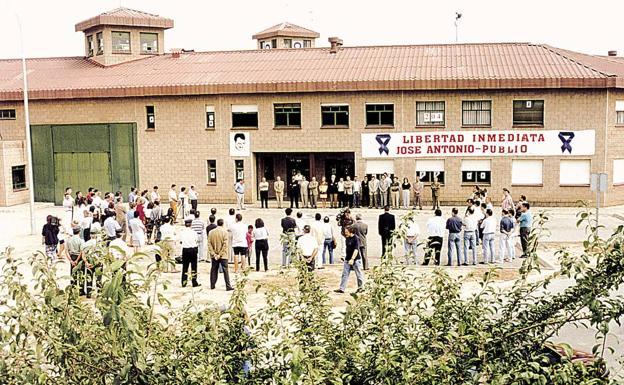 Imagen de una de las concentraciones que se celebraban cada miércoles para pedir la liberación de Ortega Lara.