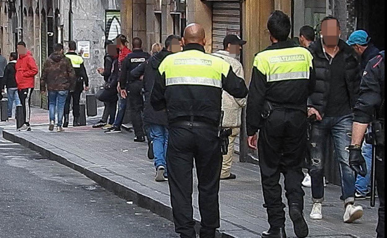 Agentes municipales patrullan por San Francisco. 